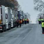 Блокування кордонів. Тисячі вантажівок досі стоять у чергах біля пунктів пропуску — де найважче