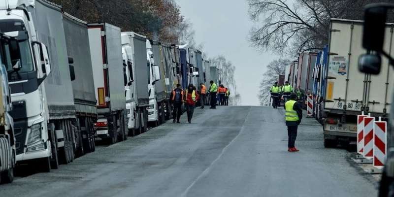 Блокування кордонів. Тисячі вантажівок досі стоять у чергах біля пунктів пропуску — де найважче
