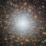 Щось дивовижне. Телескоп Hubble зафіксував зіркове скупчення, схоже на снігову кульку — фото