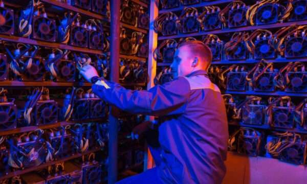 Майнеры финансируют переход к ИИ за счет продажи биткоинов